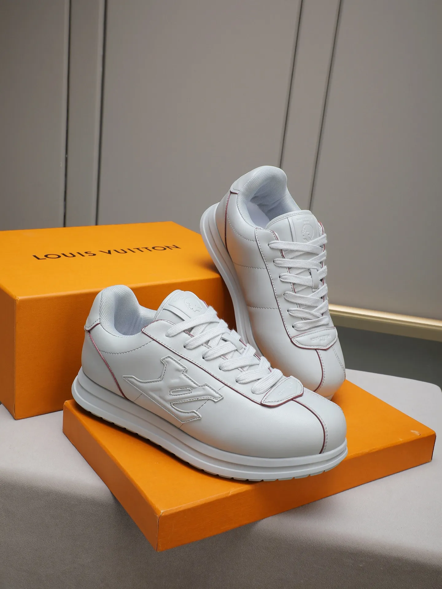 PP560 LV Louis Vuitton L Jialu Brand Runner Tatic Series Thick-soled Casual Sports Shoes Running Shoes Original purchase, development and production This LV Runner Tatic sports shoe combines technical materials such as mesh fabric and ribbons to interpret the inspiration of traditional mountaineering shoes. LV letters are written on one side, the lariat buckle of the quick lacing system is embellished with Monogram flowers and Louis Vuitton logos, and the light and wear-resistant rubber outsole completes the whole. ▪️Fabric: Original imported cowhide + mesh ▪️Inner lining: Original customized breathable mesh ▪️Sole: Original open-molded anti-slip rubber combination material ▪️Size: Men's 38-44 (customized for 45 and 46)